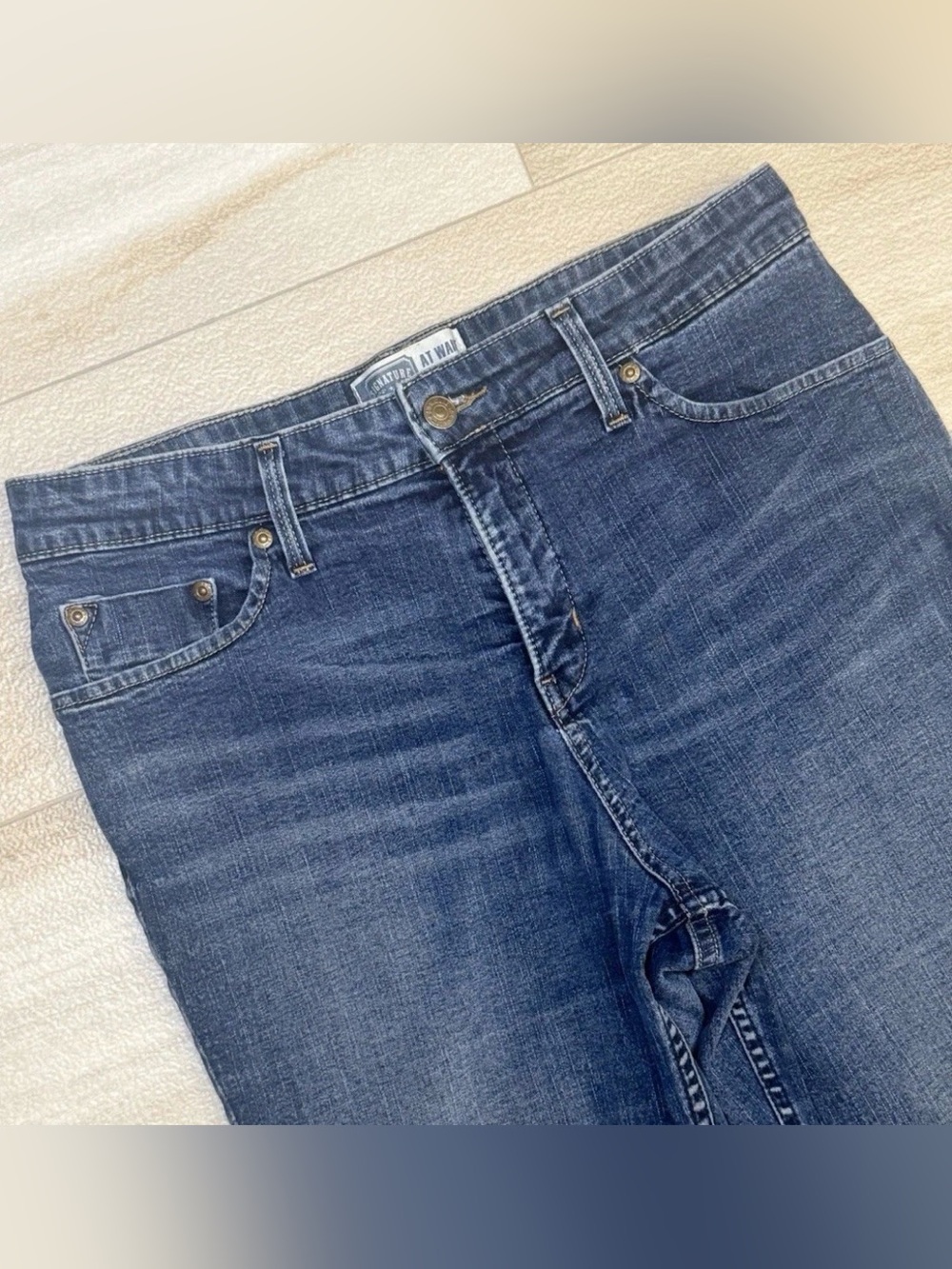 LEVIS Signature At Waist Bootcut Blue Jeans
Misses Size 12 Short (30x28.5) - Picture 4 of 9